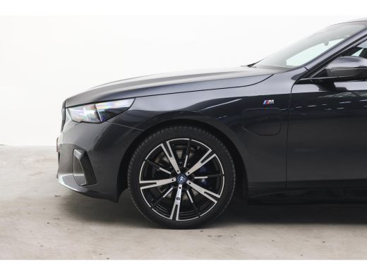 BMW 5 Serie Touring 530e M Sport Automaat / Panoramadak / Trekhaak / Stoelventilatie / M Sportonderstel / Stu... ActivLease financial lease