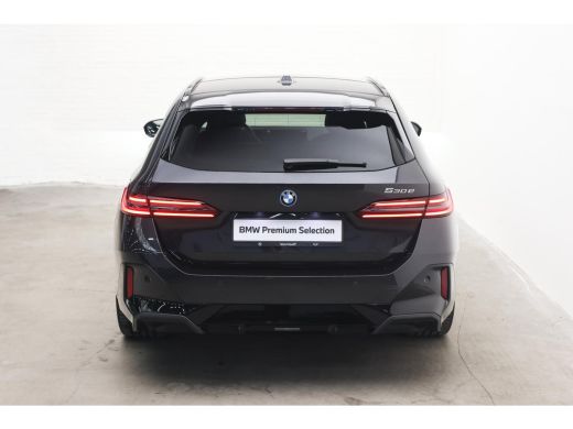 BMW 5 Serie Touring 530e M Sport Automaat / Panoramadak / Trekhaak / Stoelventilatie / M Sportonderstel / Stu... ActivLease financial lease