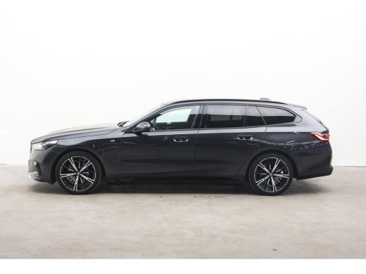 BMW 5 Serie Touring 530e M Sport Automaat / Panoramadak / Trekhaak / Stoelventilatie / M Sportonderstel / Stu... ActivLease financial lease