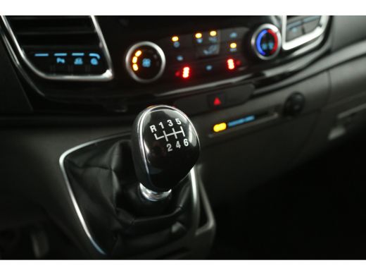 Ford Transit Custom 2.0 TDCI L2H1 Limited | DC | 6-Zits | Airco | Cruise | Carplay | Trekh. | Navi | Parkeersens. | S... ActivLease financial lease