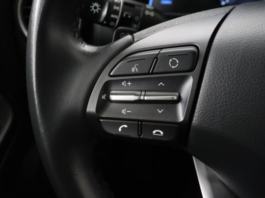 Hyundai Kona EV Comfort 64 kWh | Trekhaak | Adaptive cruise | Warmtepomp | Camera | Carplay | Keyless | Naviga... ActivLease financial lease