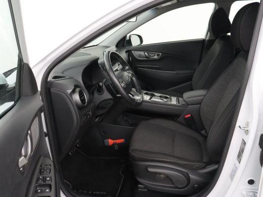 Hyundai Kona EV Comfort 64 kWh | Trekhaak | Adaptive cruise | Warmtepomp | Camera | Carplay | Keyless | Naviga... ActivLease financial lease