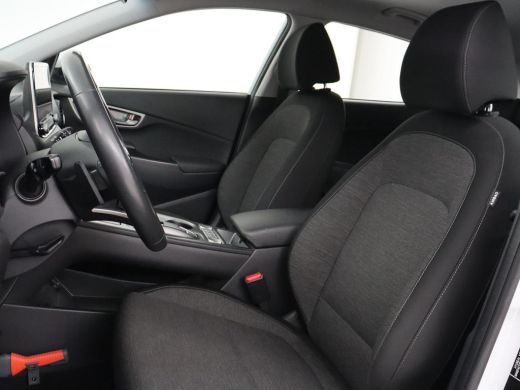 Hyundai Kona EV Comfort 64 kWh | Trekhaak | Adaptive cruise | Warmtepomp | Camera | Carplay | Keyless | Naviga... ActivLease financial lease