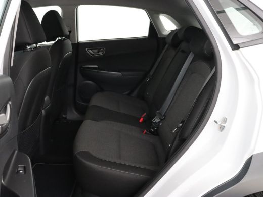 Hyundai Kona EV Comfort 64 kWh | Trekhaak | Adaptive cruise | Warmtepomp | Camera | Carplay | Keyless | Naviga... ActivLease financial lease