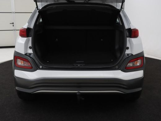 Hyundai Kona EV Comfort 64 kWh | Trekhaak | Adaptive cruise | Warmtepomp | Camera | Carplay | Keyless | Naviga... ActivLease financial lease
