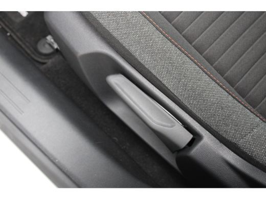 Peugeot 208 1.2 PureTech Active Pack | Navi by app | Apple carplay | Parkeersensoren | Lichtmetaal | All seas... ActivLease financial lease