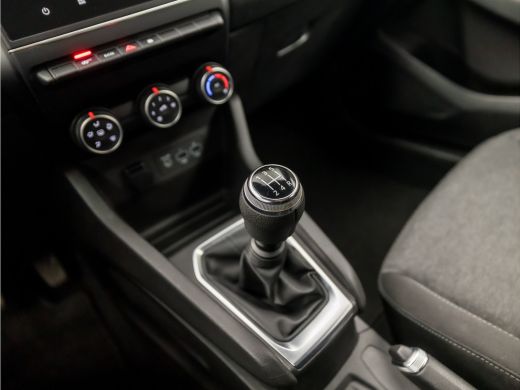 Renault Clio 1.0 TCe Sport (APPLE CARPLAY, GROOT NAVI, PARKEERSENSOREN, SPORTSTOELEN, LM VELGEN, CRUISE, LANE ... ActivLease financial lease