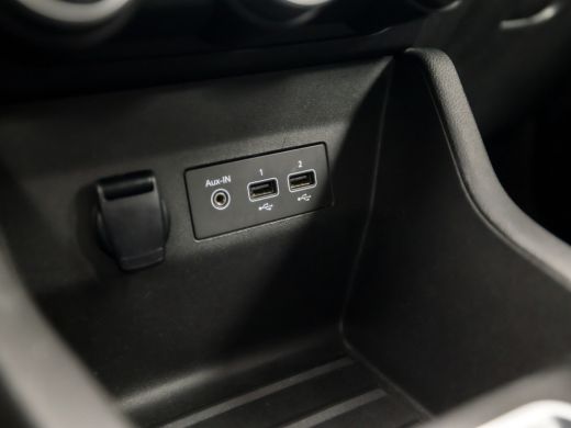 Renault Clio 1.0 TCe Sport (APPLE CARPLAY, GROOT NAVI, PARKEERSENSOREN, SPORTSTOELEN, LM VELGEN, CRUISE, LANE ... ActivLease financial lease