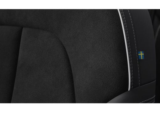 Volvo  EC40 Single Motor Extended Range Plus 82 kWh | Dak hoogglans zwart | Elektrisch bedienbare achterklep ... ActivLease financial lease