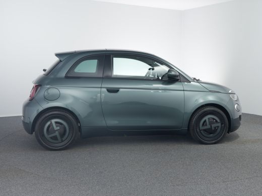 Fiat 500e Giorgio Armani | 10,25" touchscreen radio met Bluetooth, DAB & USB &eacute;n Navigatie | Automatische ai... ActivLease financial lease