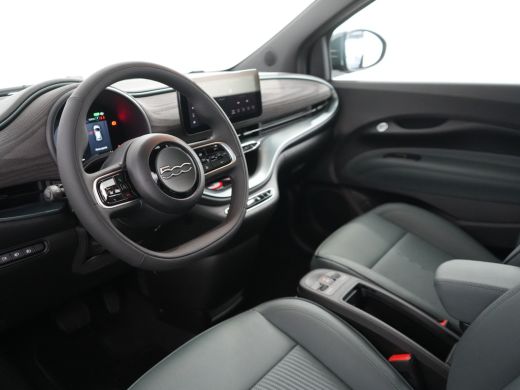 Fiat 500e Giorgio Armani | 10,25" touchscreen radio met Bluetooth, DAB & USB &eacute;n Navigatie | Automatische ai... ActivLease financial lease