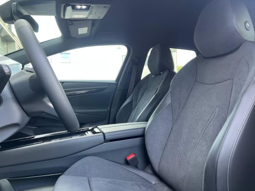 Volkswagen ID.7 Pro Limited Edition | Achterbank in ongelijke delen neerklapbaar incl. middenarmsteun en doorlaad... ActivLease financial lease