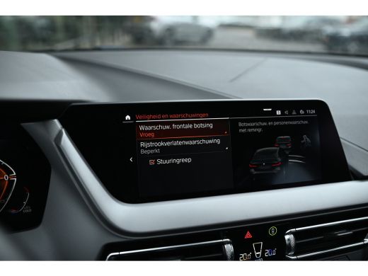 BMW 1 Serie 118i Automaat / LED / Live Cockpit Professional / PDC / Airconditioning / Cruise Control ActivLease financial lease