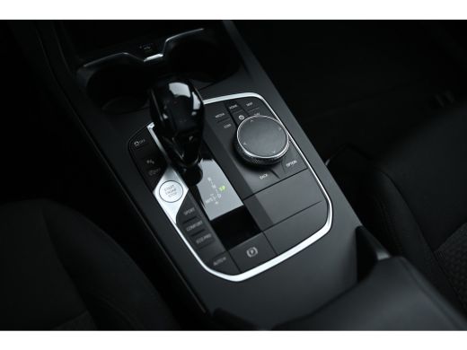 BMW 1 Serie 118i Automaat / LED / Live Cockpit Professional / PDC / Airconditioning / Cruise Control ActivLease financial lease