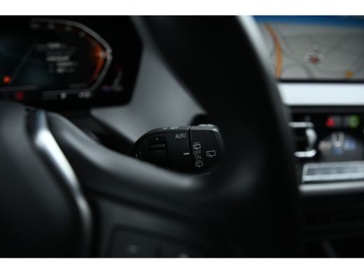 BMW 1 Serie 118i Automaat / LED / Live Cockpit Professional / PDC / Airconditioning / Cruise Control ActivLease financial lease