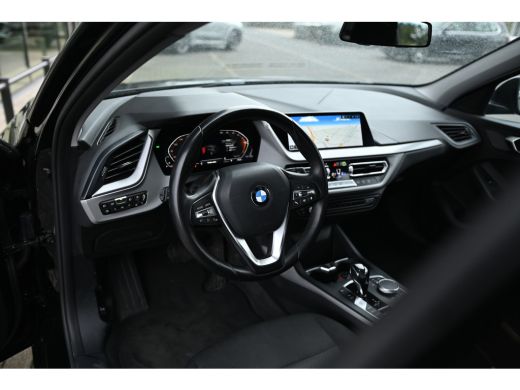 BMW 1 Serie 118i Automaat / LED / Live Cockpit Professional / PDC / Airconditioning / Cruise Control ActivLease financial lease