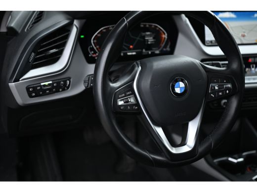 BMW 1 Serie 118i Automaat / LED / Live Cockpit Professional / PDC / Airconditioning / Cruise Control ActivLease financial lease