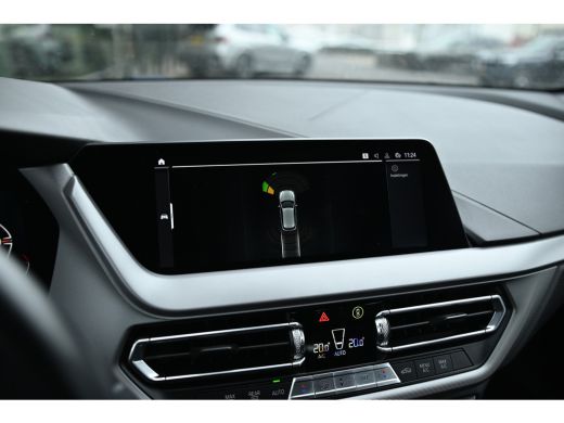 BMW 1 Serie 118i Automaat / LED / Live Cockpit Professional / PDC / Airconditioning / Cruise Control ActivLease financial lease