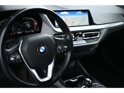 BMW 1 Serie 118i Automaat / LED / Live Cockpit Professional / PDC / Airconditioning / Cruise Control ActivLease financial lease