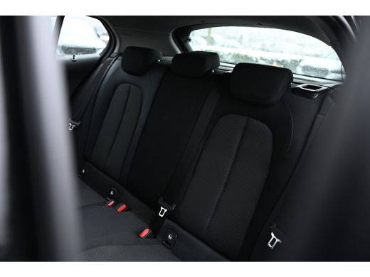 BMW 1 Serie 118i Automaat / LED / Live Cockpit Professional / PDC / Airconditioning / Cruise Control ActivLease financial lease