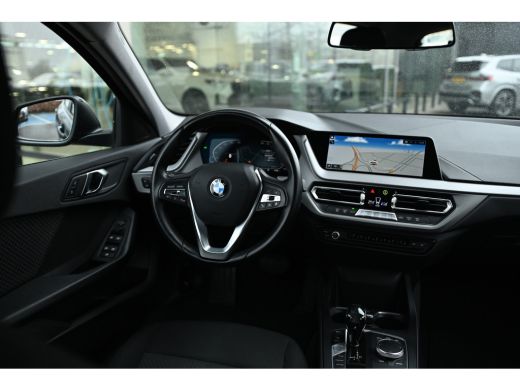 BMW 1 Serie 118i Automaat / LED / Live Cockpit Professional / PDC / Airconditioning / Cruise Control ActivLease financial lease