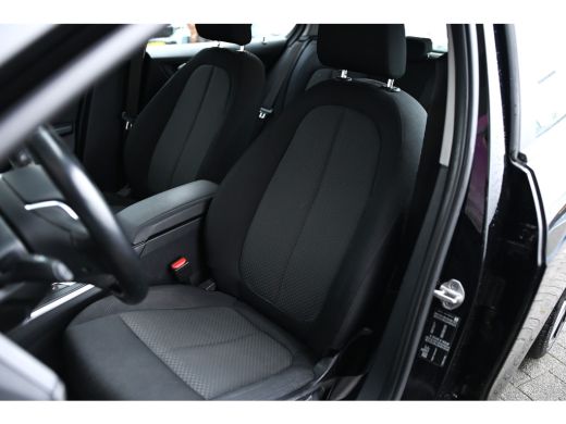 BMW 1 Serie 118i Automaat / LED / Live Cockpit Professional / PDC / Airconditioning / Cruise Control ActivLease financial lease
