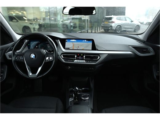 BMW 1 Serie 118i Automaat / LED / Live Cockpit Professional / PDC / Airconditioning / Cruise Control ActivLease financial lease