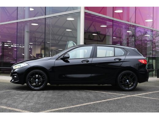 BMW 1 Serie 118i Automaat / LED / Live Cockpit Professional / PDC / Airconditioning / Cruise Control ActivLease financial lease