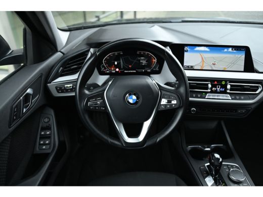 BMW 1 Serie 118i Automaat / LED / Live Cockpit Professional / PDC / Airconditioning / Cruise Control ActivLease financial lease
