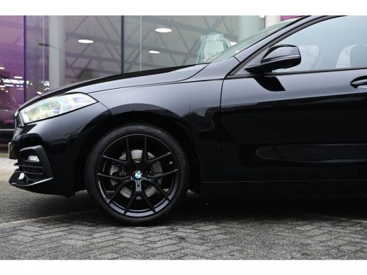 BMW 1 Serie 118i Automaat / LED / Live Cockpit Professional / PDC / Airconditioning / Cruise Control ActivLease financial lease