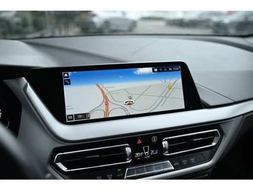 BMW 1 Serie 118i Automaat / LED / Live Cockpit Professional / PDC / Airconditioning / Cruise Control ActivLease financial lease