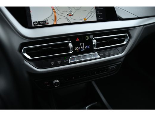 BMW 1 Serie 118i Automaat / LED / Live Cockpit Professional / PDC / Airconditioning / Cruise Control ActivLease financial lease