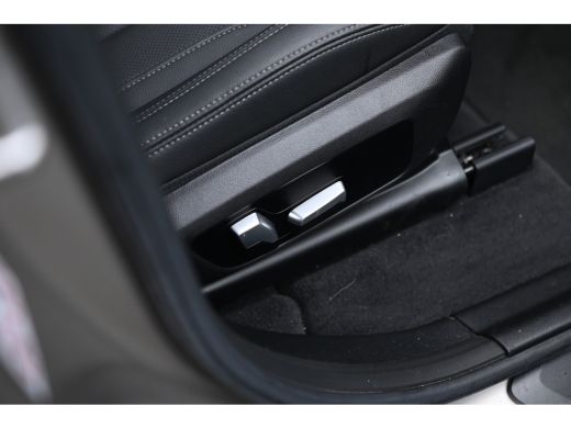 BMW iX3 Executive / Sportstoelen / Achteruitrijcamera / Adaptief onderstel / Adaptieve LED / Driving Assi... ActivLease financial lease