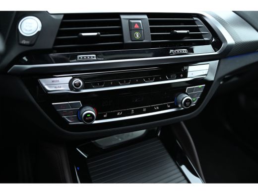 BMW X4 xDrive20i High Executive M Sport Automaat / Panoramadak / Trekhaak / Sportstoelen / Adaptief onde... ActivLease financial lease