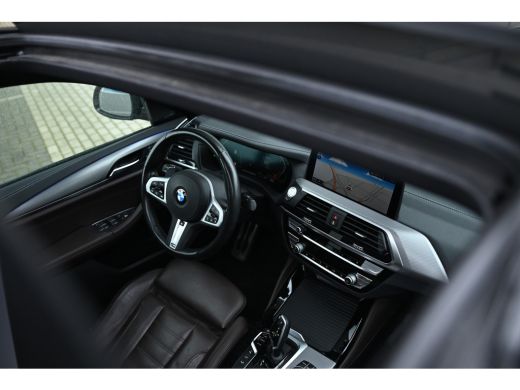 BMW X4 xDrive20i High Executive M Sport Automaat / Panoramadak / Trekhaak / Sportstoelen / Adaptief onde... ActivLease financial lease