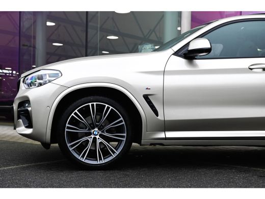 BMW X4 xDrive20i High Executive M Sport Automaat / Panoramadak / Trekhaak / Sportstoelen / Adaptief onde... ActivLease financial lease