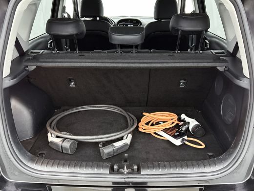 Kia e-Soul 150kW / 64kWh Executive line / Leder / TV. DVD scherm / Xenon / Navigatie / Airco-ecc. / Apk 12-2026 ActivLease financial lease