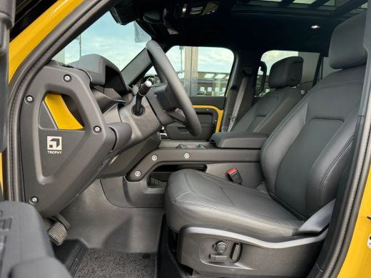 Land Rover Defender 110 P300e Trophy Edition Deep Sand | 3-Zone climate control | Airco (automatisch) | All Terrain P... ActivLease financial lease
