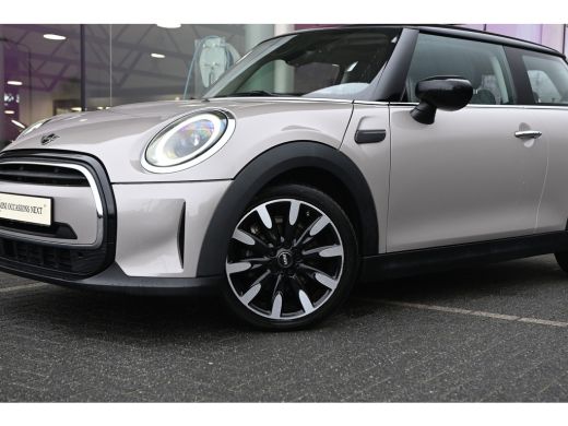 Mini Cooper Cooper Classic / Panoramadak / Sportstoelen / Achteruitrijcamera / Comfort Access / Stuurverwarmi... ActivLease financial lease