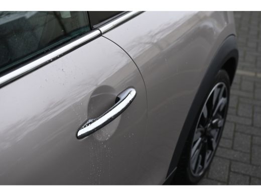 Mini Cooper Cooper Classic / Panoramadak / Sportstoelen / Achteruitrijcamera / Comfort Access / Stuurverwarmi... ActivLease financial lease