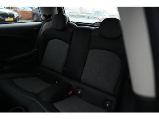 Mini Cooper Cooper Classic / Panoramadak / Sportstoelen / Achteruitrijcamera / Comfort Access / Stuurverwarmi... ActivLease financial lease