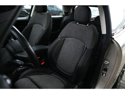 Mini Cooper Cooper Classic / Panoramadak / Sportstoelen / Achteruitrijcamera / Comfort Access / Stuurverwarmi... ActivLease financial lease