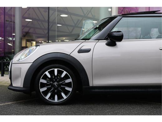 Mini Cooper Cooper Classic / Panoramadak / Sportstoelen / Achteruitrijcamera / Comfort Access / Stuurverwarmi... ActivLease financial lease