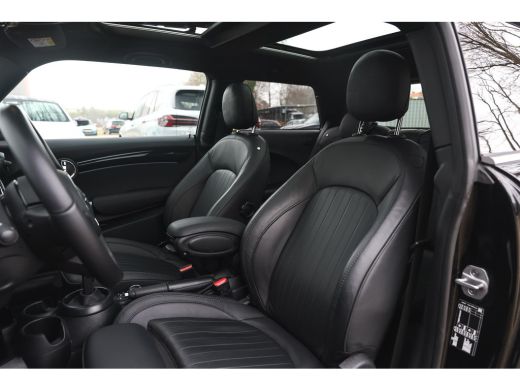 Mini Cooper John Cooper Works Automaat / Panoramadak / Sportstoelen / Achteruitrijcamera / Adaptief onderstel... ActivLease financial lease