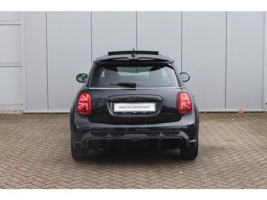 Mini Cooper John Cooper Works Automaat / Panoramadak / Sportstoelen / Achteruitrijcamera / Adaptief onderstel... ActivLease financial lease