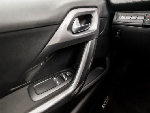 Peugeot 2008 1.2 PureTech Sport Automaat (APPLE CARPLAY, NAVIGATIE, PARKEERSENSOREN, SPORTSTOELEN, CRUISE, ARM... ActivLease financial lease