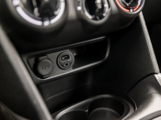 Peugeot 2008 1.2 PureTech Sport Automaat (APPLE CARPLAY, NAVIGATIE, PARKEERSENSOREN, SPORTSTOELEN, CRUISE, ARM... ActivLease financial lease