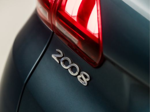 Peugeot 2008 1.2 PureTech Sport Automaat (APPLE CARPLAY, NAVIGATIE, PARKEERSENSOREN, SPORTSTOELEN, CRUISE, ARM... ActivLease financial lease