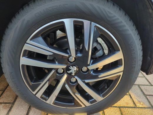 Peugeot 208 1.2 PureTech Allure Pack | Automaat | Navigatie | Camera | All season | 3D Instrumentenpaneel | 1... ActivLease financial lease