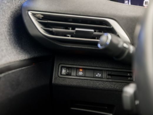 Peugeot 5008 1.2 PureTech Allure Sport 7 Peroons (APPLE CARPLAY, GROOT NAVI, 360 CAMERA, LEDER, STOELVERWARMIN... ActivLease financial lease